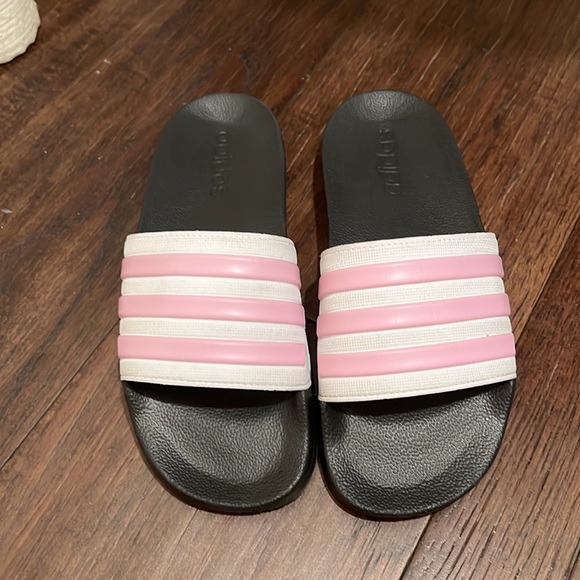 Light pink adidas slides - Picture 3 of 7